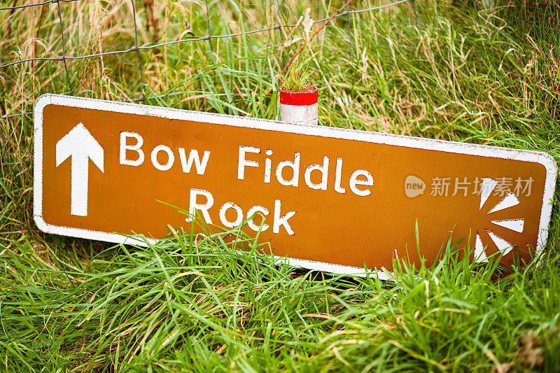 苏格兰Portknockie的Bow Fiddle Rock标志